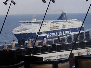 9 Nous croisons le Navire de la GRIMALDI LINES